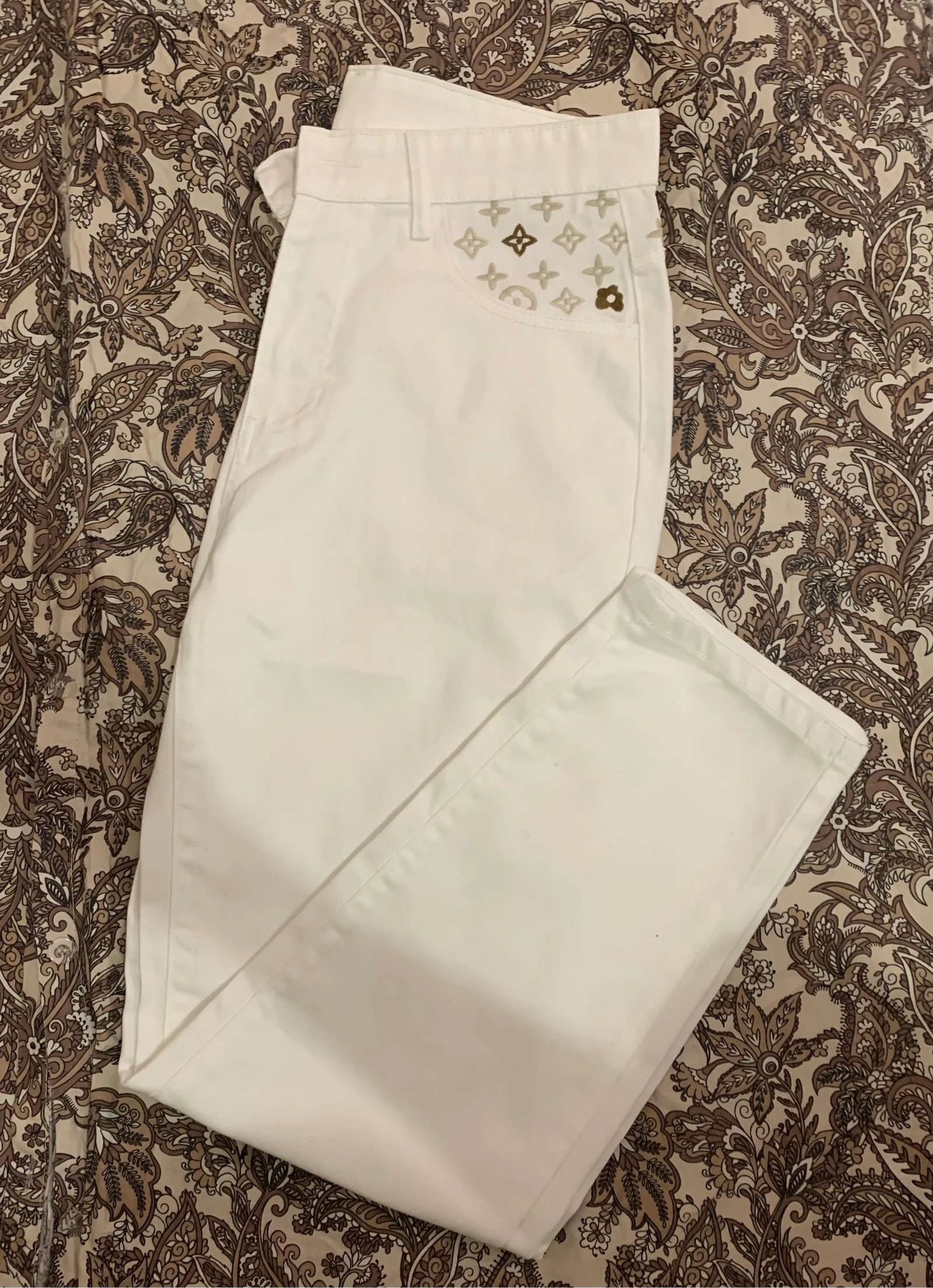 Calça branca masculina premium – Corte reto com detalhes monogramados, estilo luxo – photo 2